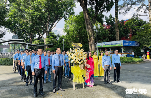 190 năm ngày sinh ‘cha đẻ’ Thảo cầm viên và nhiều hàng cây cổ thụ đường phố TP.HCM - Ảnh 3. Lãnh đạo cùng tập thể cán bộ nhân viên Thảo cầm viên làm lễ dâng hoa sáng 23-10.