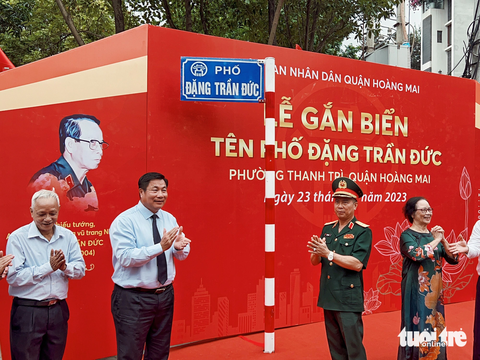 Gắn biến tên phố Thiếu tướng Đặng Trần Đức, 'người thầy' của tướng Nguyễn Chí Vịnh - Ảnh 1. Quận Hoàng Mai chính thức có tên phố Đặng Trần Đức - thiếu tướng, Anh hùng Lực lượng vũ trang nhân dân - Ảnh: PHẠM TUẤN