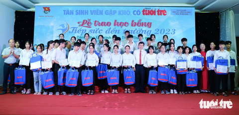 Tân sinh viên khu vực Thừa Thiên Huế nhận học bổng Tiếp sức đến trường - Ảnh: Tấn Lực Tân sinh viên khu vực Thừa Thiên Huế nhận học bổng Tiếp sức đến trường - Ảnh: TẤN LỰC