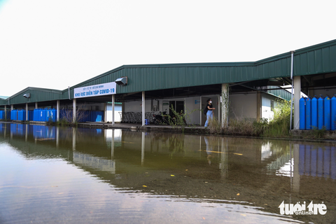 Bệnh viện dã chiến số 13 - Ảnh 2. Một số đoạn đường đi trong khuôn viên bệnh viện bị ngập nước sau mưa... - Ảnh: PHƯƠNG QUYÊN
