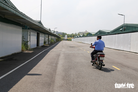 Bệnh viện dã chiến số 13 - Ảnh 10. Hằng ngày trước khi giao ca, bảo vệ Trần Thanh Tùng đều đi tuần tra vào những khoảng giờ nhất định. Mỗi ca trực kéo dài 24 tiếng đồng hồ - Ảnh: PHƯƠNG QUYÊN