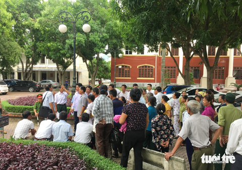 Thay hàng loạt cây xanh trong trụ sở, TP Vinh nói gì? - Ảnh 1. Cây xanh trong trụ sở UBND TP Vinh vào thời điểm chưa bị thay thế