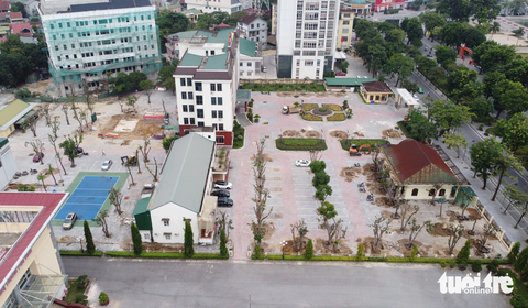 Thay hàng loạt cây xanh trong trụ sở, TP Vinh nói gì? - Ảnh 3. Khuôn viên trụ sở UBND TP Vinh nhìn từ trên cao thấy rõ các cây xanh bị cắt trụi