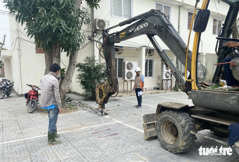 Thay hàng loạt cây xanh trong trụ sở, TP Vinh nói gì? - Ảnh 5. Gạch ốp sân còn giá trị sử dụng bị phá dỡ để di chuyển cây xanh