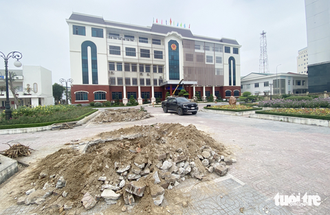 Thay hàng loạt cây xanh trong trụ sở, TP Vinh nói gì? - Ảnh 7. Khung cảnh vắng bóng cây xanh ở trụ sở UBND TP Vinh