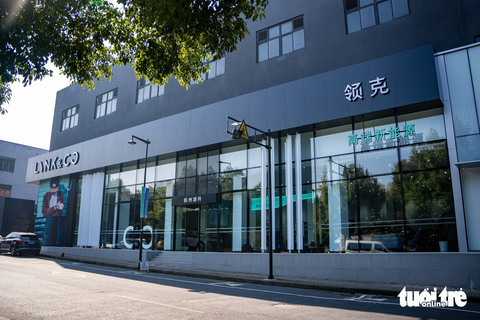 Cách người Trung Quốc bán xe ô tô: Showroom ô tô nhưng rất hạn chế xe - Ảnh 1. Showroom Lynk & Co không đi theo concept truyền thống - Ảnh: ĐĂNG VIỆT