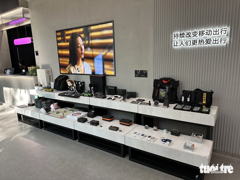 Cách người Trung Quốc bán xe ô tô: Showroom ô tô nhưng rất hạn chế xe - Ảnh 6. Nếu bạn là tín đồ của du lịch với đủ thứ đồ dùng tiện lợi, "quầy hàng" này dễ khiến bạn sa ngã và khó thoát ra được. Từ vali, sạc dự phòng, loa di động, ba lô, cờ tỉ phú, cá ngựa,... tất cả tạo nên một chuyến phượt đầy thú vị cùng ô tô.