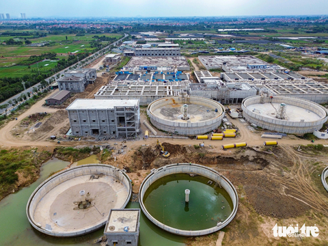 Nhà máy nước 3.700 tỉ đồng chậm tiến độ giữa cơn "khát" của vạn dân Hà Nội - Ảnh 3. Dự án dự kiến được đưa vào sử dụng trong quý 1-2021, tuy nhiên đến nay (tháng 10-2023) dự án mới hoàn thành khoảng 90% khối lượng công việc. Trong ảnh là khu vực đặt các bể lắng của nhà máy.