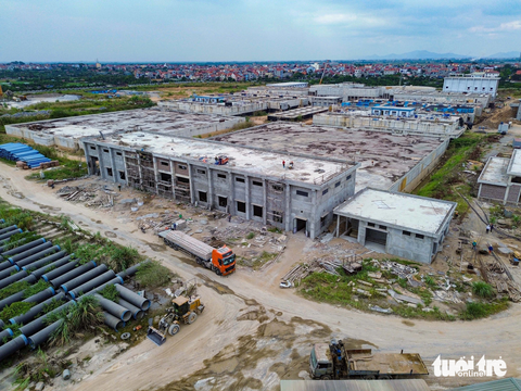 Nhà máy nước 3.700 tỉ đồng chậm tiến độ giữa cơn "khát" của vạn dân Hà Nội - Ảnh 7. Các hạng mục công trình đang xây dựng dở dang, phần lớn mới hoàn thiện thô, nhiều khu vực phủ đầy rêu sau thời gian dài chậm tiến độ - Ảnh: HỒNG QUANG