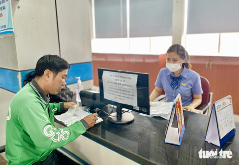 Mới 3 ngày mở bán, hơn 41.000 vé tàu Tết 2024 đã được thanh toán hoàn tất - Ảnh 1. Người dân đến mua vé tàu Tết tại ga Sài Gòn - Ảnh: CHÂU TUẤN