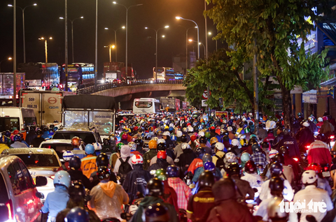 Hơn hai tiếng ‘chôn bánh xe’ ở quốc lộ 1, tài xế ‘sốt ruột’ tắt máy, đi bộ ngóng tình hình - Ảnh 2. Dòng xe kẹt cứng ở khu vực giao lộ quốc lộ 1 và Lê Văn Khương tối 23-10 - Ảnh: CHÂU TUẤN