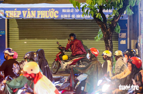Hơn hai tiếng ‘chôn bánh xe’ ở quốc lộ 1, tài xế ‘sốt ruột’ tắt máy, đi bộ ngóng tình hình - Ảnh 5. Một số người lựa chọn cách chờ bên lề đường để hết kẹt xe rồi đi tiếp - Ảnh: CHÂU TUẤN