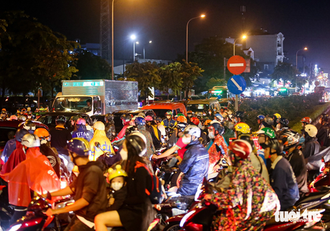 Hơn hai tiếng ‘chôn bánh xe’ ở quốc lộ 1, tài xế ‘sốt ruột’ tắt máy, đi bộ ngóng tình hình - Ảnh 8. Ở phía đối diện, giao thông trên đường Lê Văn Khương (quận 12) cũng rơi vào tình trạng căng thẳng - Ảnh: CHÂU TUẤN