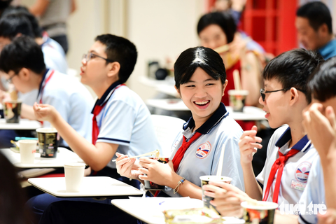 Học sinh TP.HCM hào hứng tham quan nhà máy Acecook Việt Nam - Ảnh 1. Học sinh Trường THCS Đức Trí (quận 1, TP.HCM) thích thú tham quan và thưởng thức mì - Ảnh: DUYÊN PHAN