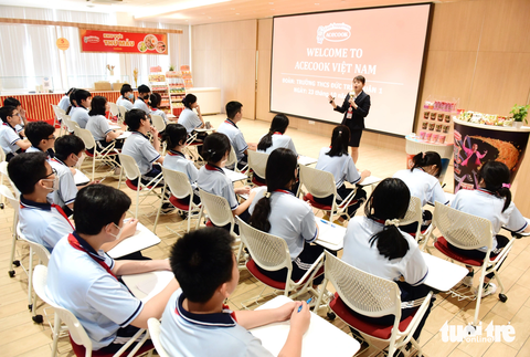 Học sinh TP.HCM hào hứng tham quan nhà máy Acecook Việt Nam - Ảnh 3. Đoàn học sinh Trường THCS Đức Trí được đến trải nghiệm các hoạt động ngoại khóa và tham quan nhà máy sản xuất mì hiện đại bậc nhất Việt Nam - Ảnh: DUYÊN PHAN