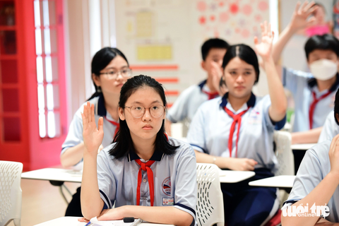 Học sinh TP.HCM hào hứng tham quan nhà máy Acecook Việt Nam - Ảnh 4. Phần giới thiệu về nhà máy thông qua những câu hỏi và trò chơi nhóm - Ảnh: DUYÊN PHAN