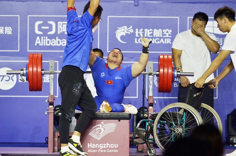 Lực sĩ cử tạ Nguyễn Bình An vượt kỷ lục Asian Para Games - Ảnh 1. Lực sĩ cử tạ Nguyễn Bình An giành HCĐ, xô đổ kỷ lục Asian Para Games - Ảnh: THÁI DƯƠNG