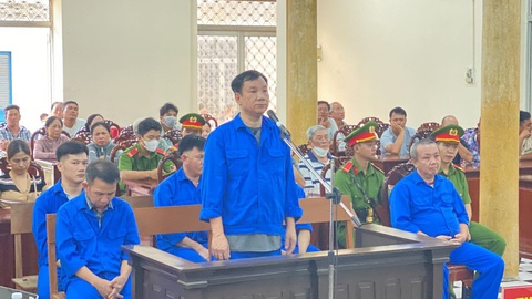 Chủ tiệm vàng ở An Giang liên tục phủ nhận cáo buộc buôn lậu - Ảnh 1. Bị cáo Nguyễn Thanh Bình (đứng), chủ tiệm vàng ở TP Long Xuyên, tỉnh An Giang, liên tục phủ nhận cáo buộc buôn lậu - Ảnh: CHÍ HẠNH