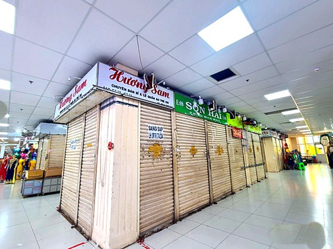 Vắng khách nên nhiều sạp hàng tại chợ An Đông (TP.HCM) đóng cửa treo biển sang sạp - Ảnh: NHẬT XUÂN Vắng khách nên nhiều sạp hàng tại chợ An Đông (TP.HCM) đóng cửa treo biển sang sạp - Ảnh: NHẬT XUÂN