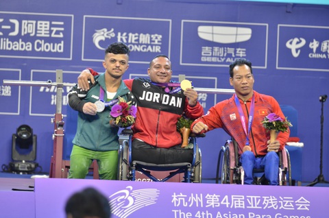 Rách cơ vai, Lê Văn Công vẫn giành HCĐ Asian Para Games 4 - Ảnh 3. Lê Văn Công giành HCĐ hạng cân 49kg nam - Ảnh: THÁI DƯƠNG