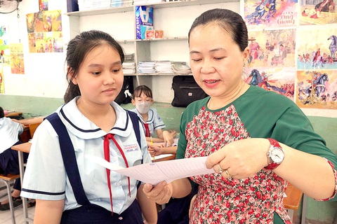 Cô Nguyễn Nguyên Uyên với học sinh Trường THCS Mạch Kiếm Hùng (quận 5, TP.HCM) - Ảnh: NHƯ HÙNG Cô Nguyễn Nguyên Uyên với học sinh Trường THCS Mạch Kiếm Hùng (quận 5, TP.HCM) - Ảnh: NHƯ HÙNG