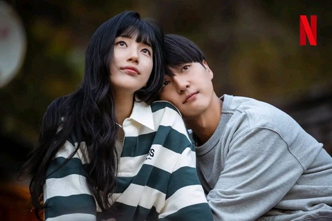Điểm trừ đáng tiếc phim Doona do Suzy và Jang Se Jong đóng chính - Ảnh 1. Tạo hình Suzy và Yang Se Jong trong Doona (Cô gái tầng dưới)