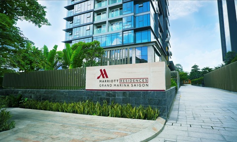 Masterise Homes sắp bàn giao khu căn hộ hàng hiệu Grand Marina, Saigon - Ảnh 2. Cổng chính vào khu căn hộ hàng hiệu Marriott Residences tại tòa Lake