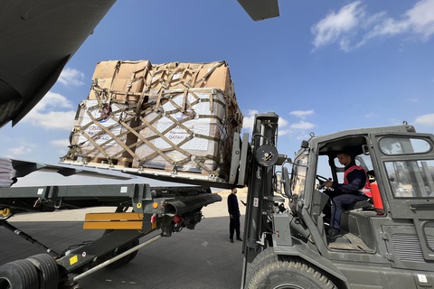 Tình nguyện viên từ Qatar và tổ chức nhân đạo Trăng lưỡi liềm đỏ của Ai Cập dỡ hàng viện trợ dành cho người Palestine ở Dải Gaza tại sân bay el-Arish của Ai Cập, ngày 22-10-2023 - Ảnh AFP Tình nguyện viên từ Qatar và tổ chức nhân đạo Trăng lưỡi liềm đỏ của Ai Cập dỡ hàng viện trợ dành cho người Palestine ở Dải Gaza tại sân bay el-Arish của Ai Cập, ngày 22-10-2023 - Ảnh AFP