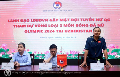 HLV Mai Đức Chung sắp chia tay tuyển nữ Việt Nam - Ảnh 2. HLV Mai Đức Chung phát biểu trong buổi gặp lãnh đạo VFF sáng 23-10 - Ảnh: VFF
