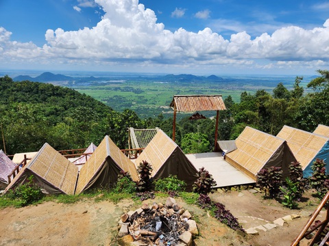 Hủy kết luận yêu cầu các homestay núi Cấm ‘giữ nguyên hiện trạng’ - Ảnh 1. Chủ tịch UBND tỉnh An Giang vừa ban hành quyết định hủy bỏ nội dung yêu cầu các chủ homestay xây không phép trên núi Cấm "giữ nguyên hiện trạng" - Ảnh: CHÍ HẠNH