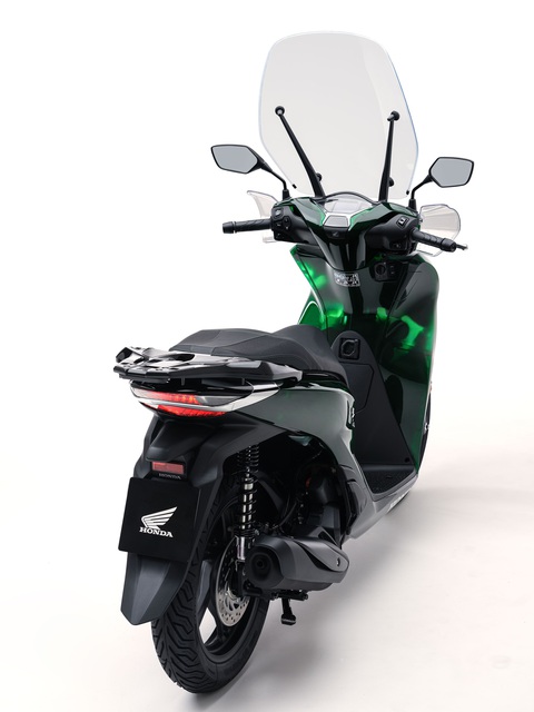 Honda SH 2024 có phiên bản mới sử dụng bộ ốp đặc biệt - Ảnh 5. Bên cạnh đó, Honda SH125i Vetro 2024 được trang bị chắn bùn màu đen với logo Honda màu trắng và logo SH màu bạc