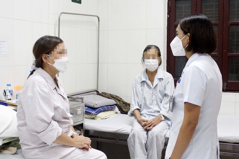 Bác sĩ Viện Sức khỏe tâm thần, Bệnh viện Bạch Mai thăm khám cho bệnh nhân - Ảnh: DƯƠNG LIỄU Bác sĩ Viện Sức khỏe tâm thần Bệnh viện Bạch Mai khám cho bệnh nhân - Ảnh: DƯƠNG LIỄU