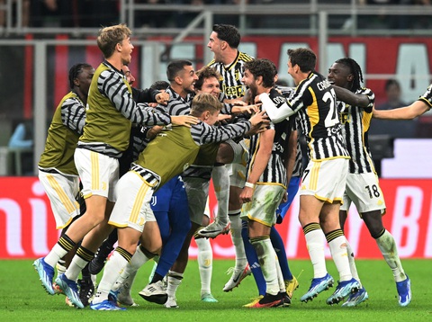 Điểm tin thể thao sáng 23-10: Juventus hạ AC Milan, Barca vẫn bất bại - Ảnh 1. Niềm vui của các cầu thủ Juventus khi Locatelli mở tỉ số - Ảnh: REUTERS
