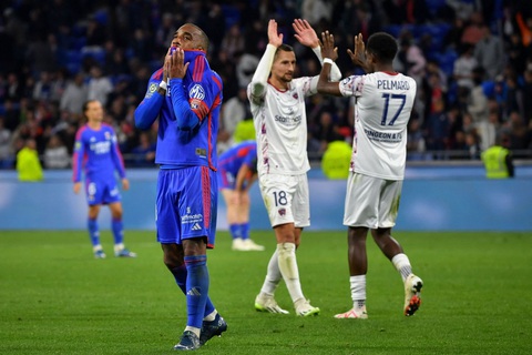 Điểm tin thể thao sáng 23-10: Juventus hạ AC Milan, Barca vẫn bất bại - Ảnh 3. Lacazette (áo xanh) thất vọng khi Lyon để thua đội chót bảng Clermont Foot - Ảnh: AFP