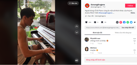 ‘Hot boy’ VBA Minh Triết viết tiếp ước mơ làm nhà ngoại giao - Ảnh 4. Andre Minh Triết đánh đàn nhận được sự quan tâm của người hâm mộ - Ảnh: VBA