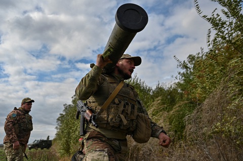 Binh sĩ Ukraine vác khẩu súng phóng rocket chống tăng Skif tại vùng Zaporizhzhia hôm 20-10 - Ảnh: REUTERS Binh sĩ Ukraine vác khẩu súng phóng rocket chống tăng Skif tại vùng Zaporizhzhia hôm 20-10 - Ảnh: REUTERS