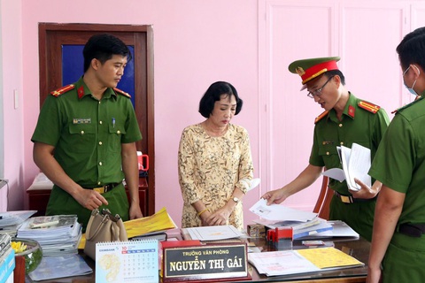 Khởi tố trưởng văn phòng công chứng ở Bình Dương và thuộc cấp - Ảnh 3. Lực lượng chức năng khám xét nơi làm việc của bị can Nguyễn Thị Gái, trưởng Văn phòng công chứng Nguyễn Thị Gái - Ảnh: Công an cung cấp