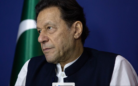 Cựu Thủ tướng Pakistan bị cáo buộc tiết lộ thư ngoại giao mật - Ảnh 1. Cựu thủ tướng Pakistan Imran Khan trong một cuộc phỏng vấn hồi tháng 6 - Ảnh: BLOOMBERG