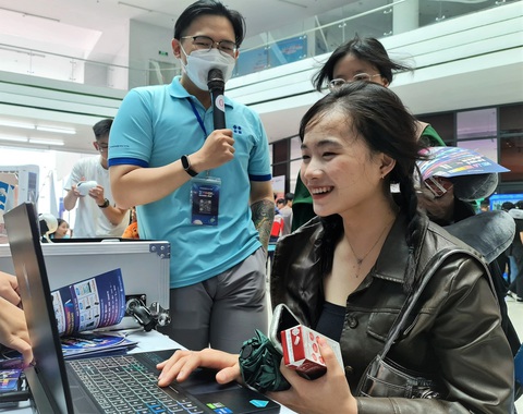 Sinh viên trải nghiệm công nghệ, khám phá nhiều điều mới và còn được nhận nhiều phần quà từ ngày hội - Ảnh: CÔNG TRIỆU Sinh viên trải nghiệm công nghệ, khám phá nhiều điều mới và còn được nhận nhiều phần quà từ ngày hội - Ảnh: CÔNG TRIỆU