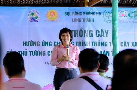 C.P. Việt Nam trồng 3,2 hecta rừng ngập mặn tại tỉnh Đồng Nai - Ảnh 2. Bà Lê Nhật Thùy - phó tổng giám đốc cấp cao C.P. Việt Nam - phát biểu tại chương trình