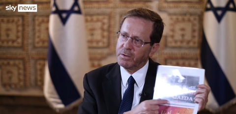 Israel tìm thấy công thức vũ khí hóa học của Al-Qaeda từ Hamas? - Ảnh 1. Tổng thống Israel Isaac Herzog trong cuộc phỏng vấn với Đài Skynews - Ảnh: SKYNEWS