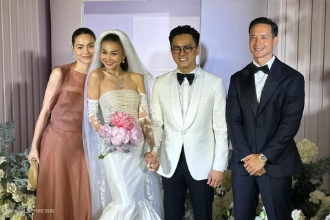 Ông xã Thanh Hằng gia nhập hội cuồng vợ chỉ nhờ 1 câu nói - Ảnh 2. Hồ Ngọc Hà và Kim Lý chung vui cùng cặp đôi