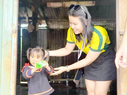 Bạn Nguyễn Thị Thúy Hằng đến với người đồng bào Jrai ở Chư Sê, Gia Lai - Ảnh: H.N.T Bạn Nguyễn Thị Thúy Hằng đến với người đồng bào Jrai ở Chư Sê, Gia Lai - Ảnh: H.N.T