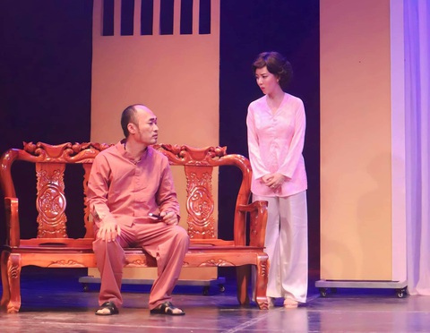 Tiến Luật (vai ông Mười), Thu Trang (vai Lệ) trong Tâm ma - Ảnh: Sân khấu Thế Giới Trẻ Tiến Luật (vai ông Mười), Thu Trang (vai Lệ) trong Tâm ma - Ảnh: Sân khấu Thế Giới Trẻ