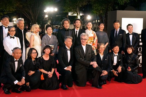 Đạo diễn Wim Wenders giới thiệu đoàn làm phim Perfect Days trên thảm đỏ - Ảnh: AP Đạo diễn Wim Wenders giới thiệu đoàn làm phim Perfect days trên thảm đỏ - Ảnh: AP