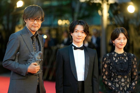 Đạo diễn Takashi Yamazaki (trái) và nam diễn viên Ryunosuke Kamiki, nữ diễn viên Minami Hamab của phim Godzilla Minus One trên thảm đỏ khai mạc - Ảnh: AP Đạo diễn Takashi Yamazaki (bìa trái) và nam diễn viên Ryunosuke Kamiki, nữ diễn viên Minami Hamab của phim Godzilla Minus One trên thảm đỏ khai mạc - Ảnh: AP