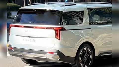 Kia Carnival 2024 bất ngờ lộ nguyên thiết kế ngoại thất - Ảnh 3. Nửa sau Kia Carnival 2024 không có nhiều đổi mới trừ giao diện đèn hậu - Ảnh: cochespias