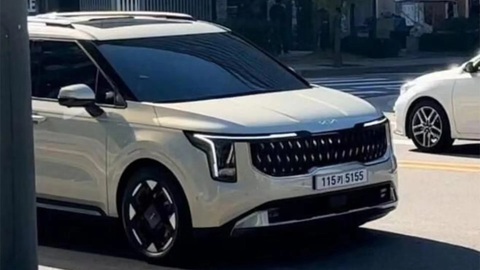 Kia Carnival 2024 bất ngờ lộ nguyên thiết kế ngoại thất - Ảnh 2. Bản facelift đổi thiết kế tản nhiệt vuông vắn hơn, đổi cụm đèn pha sang dạng dọc và đẩy đèn ban ngày lên phía trên - Ảnh: cochespias