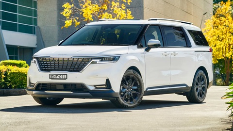 Kia Carnival 2024 bất ngờ lộ nguyên thiết kế ngoại thất - Ảnh 1. Thế hệ hiện tại của Kia Carnival dùng giao diện ngang cho đầu xe với đèn ban ngày đặt dưới cụm đèn chính - Ảnh: Drive