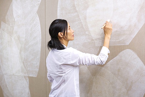 Trần Nữ Yên Khê tại triển lãm White Blank - Ảnh: H.VY Trần Nữ Yên Khê tại triển lãm White Blank - Ảnh: H.VY